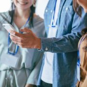 語り合う男女の若手社員