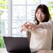 ストレッチする女性