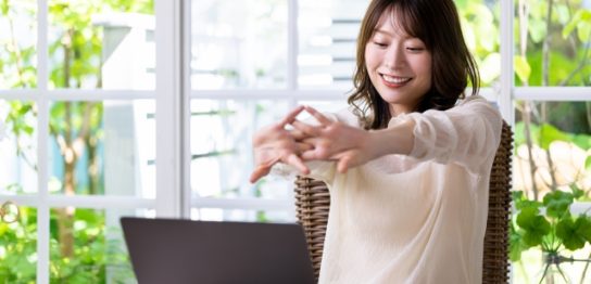 ストレッチする女性