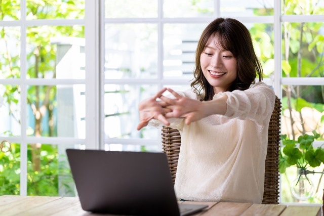 ストレッチする女性
